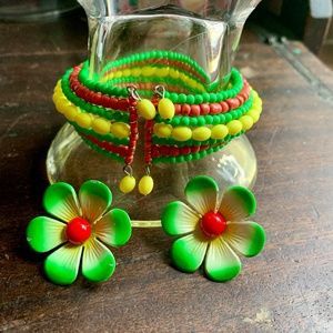 💚 Vintage 70's Lime Green Flower Clips & Beaded Yellow, Green & Orange Bracelet